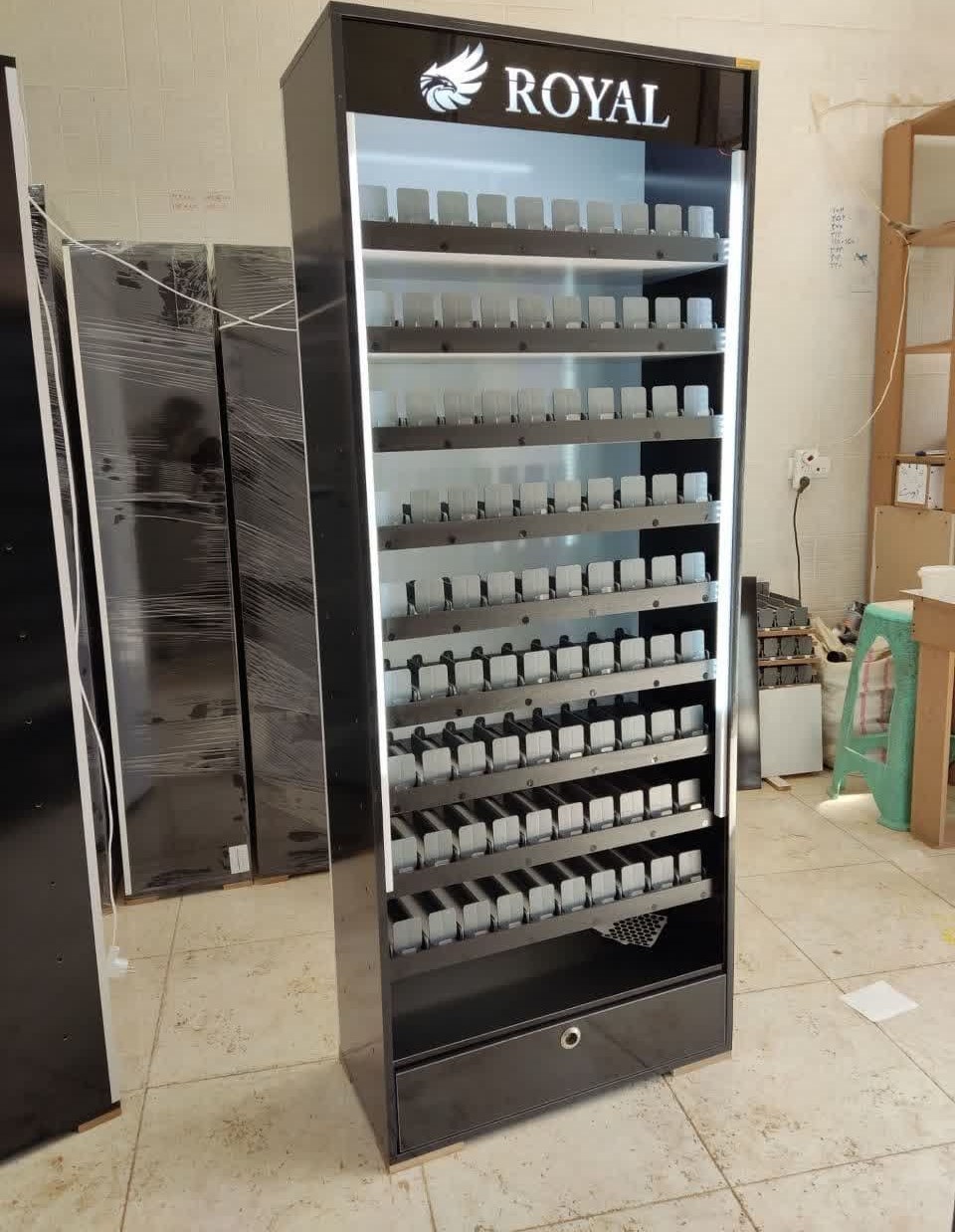 استند سیگار و تنباکو ایستاده 90 باکس چراغ دار مشکی